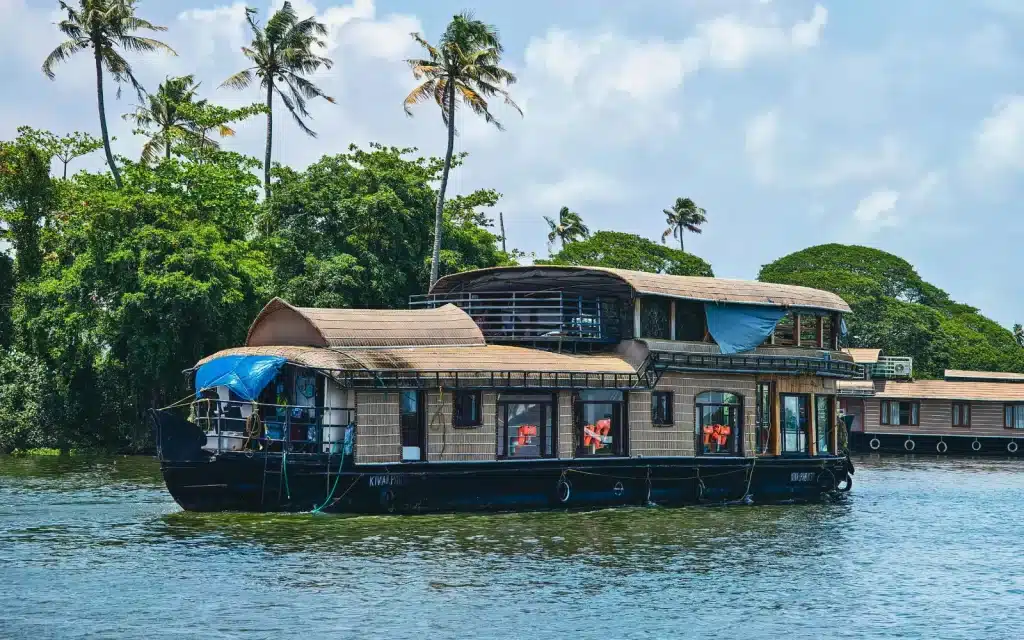 Top Reasons to Book a Kerala Tour Package Through a Travel Agency